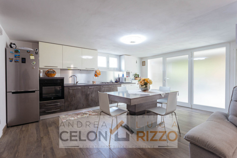 Immagina di aprire la porta di casa e sentire subito che è il posto giusto. Nel pieno centro di T...