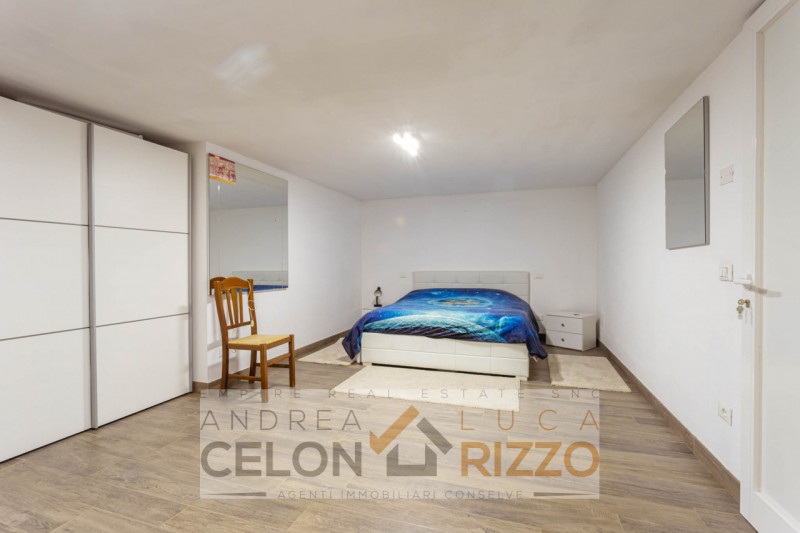 Immagina di aprire la porta di casa e sentire subito che è il posto giusto. Nel pieno centro di T...