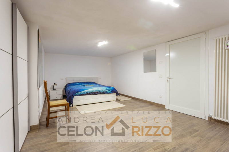 Immagina di aprire la porta di casa e sentire subito che è il posto giusto. Nel pieno centro di T...