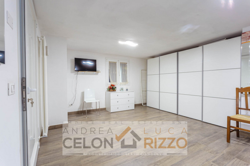 Immagina di aprire la porta di casa e sentire subito che è il posto giusto. Nel pieno centro di T...