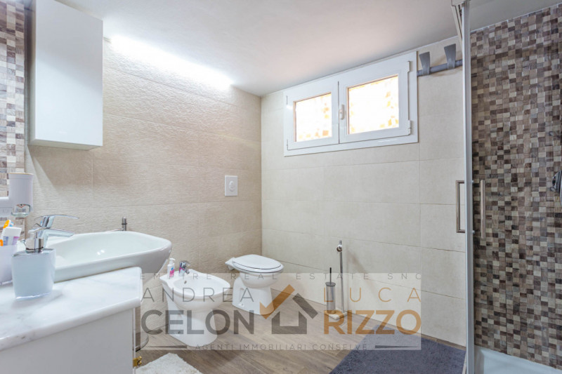 Immagina di aprire la porta di casa e sentire subito che è il posto giusto. Nel pieno centro di T...