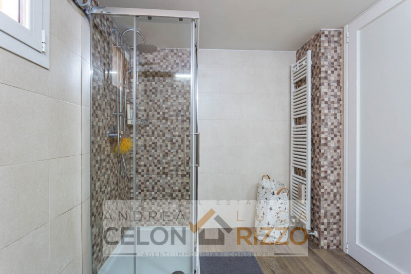 Immagina di aprire la porta di casa e sentire subito che è il posto giusto. Nel pieno centro di T...