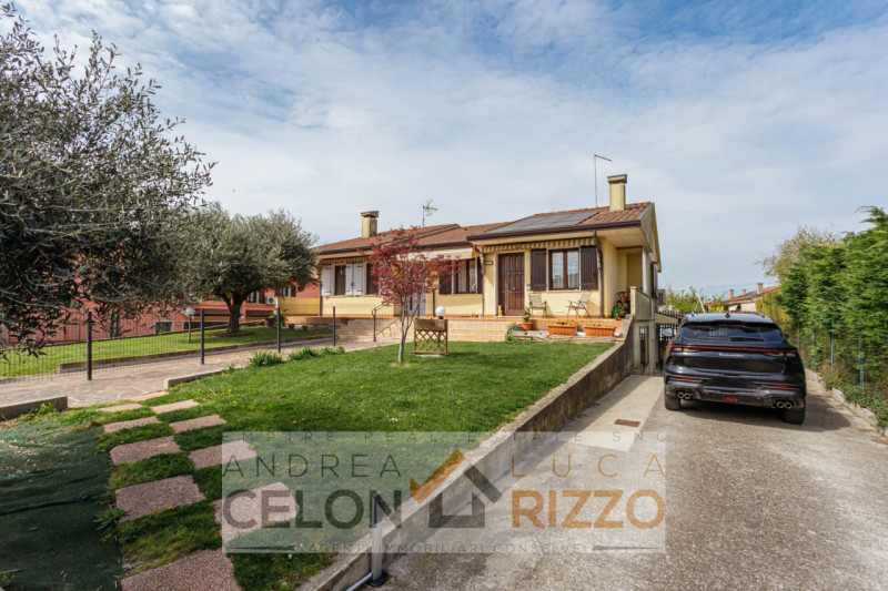 Immagina di aprire la porta di casa e sentire subito che è il posto giusto. Nel pieno centro di T...