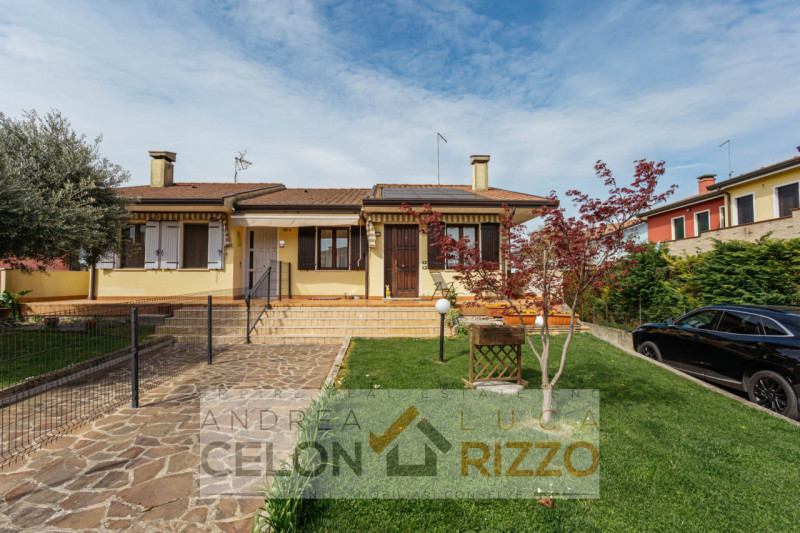 Immagina di aprire la porta di casa e sentire subito che è il posto giusto. Nel pieno centro di T...