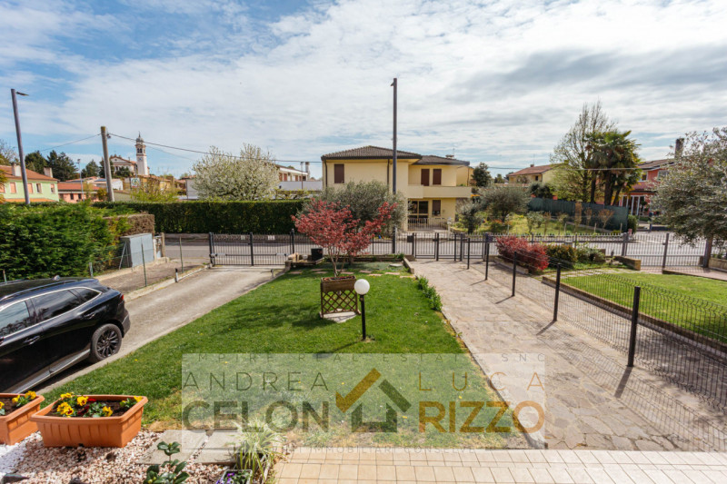 Immagina di aprire la porta di casa e sentire subito che è il posto giusto. Nel pieno centro di T...