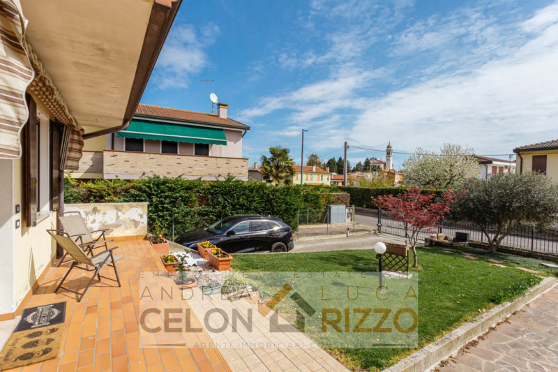 Immagina di aprire la porta di casa e sentire subito che è il posto giusto. Nel pieno centro di T...