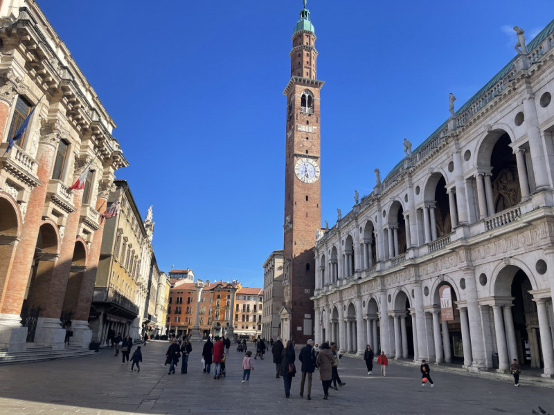 Luminoso attico limitrofo al centro, per chi ama distinguersi e godere di un grande terrazzo con ...