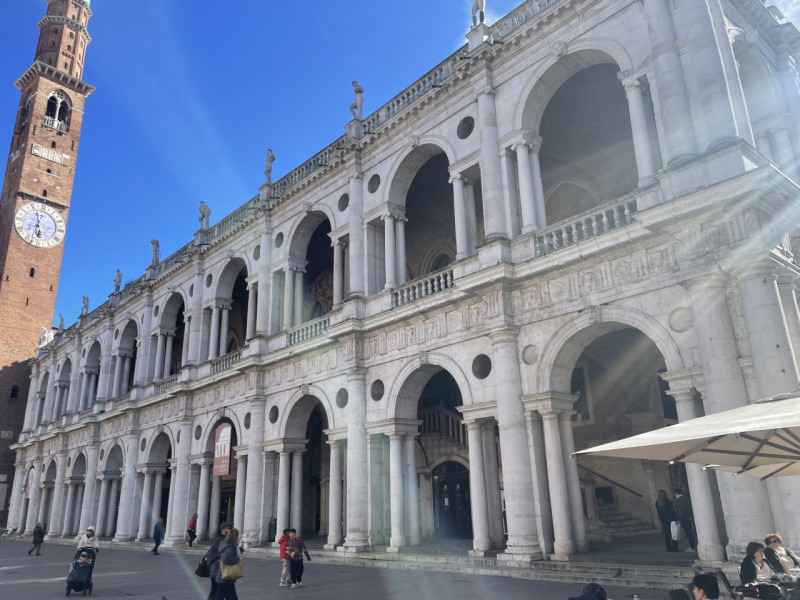 Luminoso attico limitrofo al centro, per chi ama distinguersi e godere di un grande terrazzo con ...