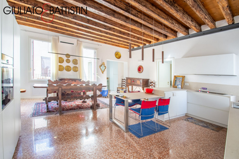 VICENZA: nel cuore del centro storico di Vicenza, all'interno di una prestigiosa e recente ristru...