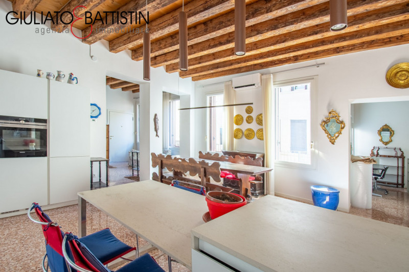 VICENZA: nel cuore del centro storico di Vicenza, all'interno di una prestigiosa e recente ristru...