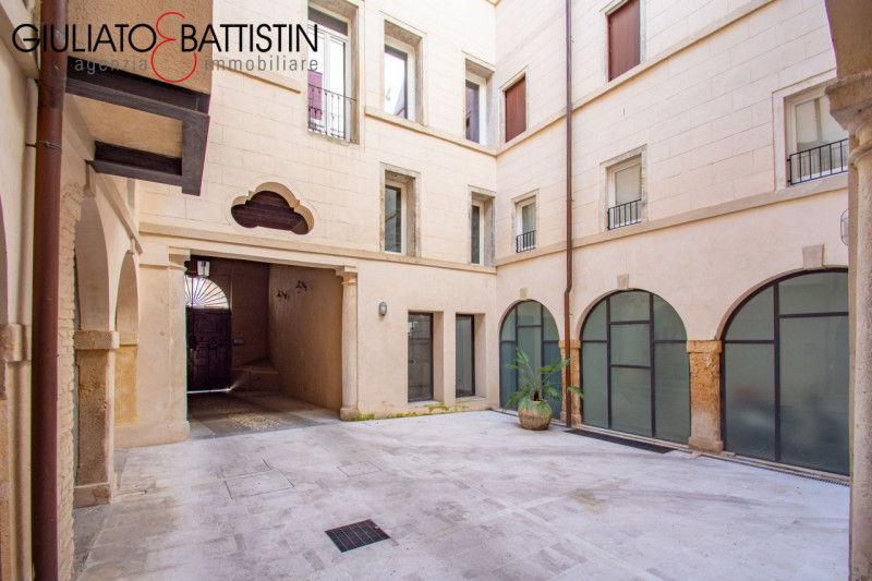 VICENZA: nel cuore del centro storico di Vicenza, all'interno di una prestigiosa e recente ristru...