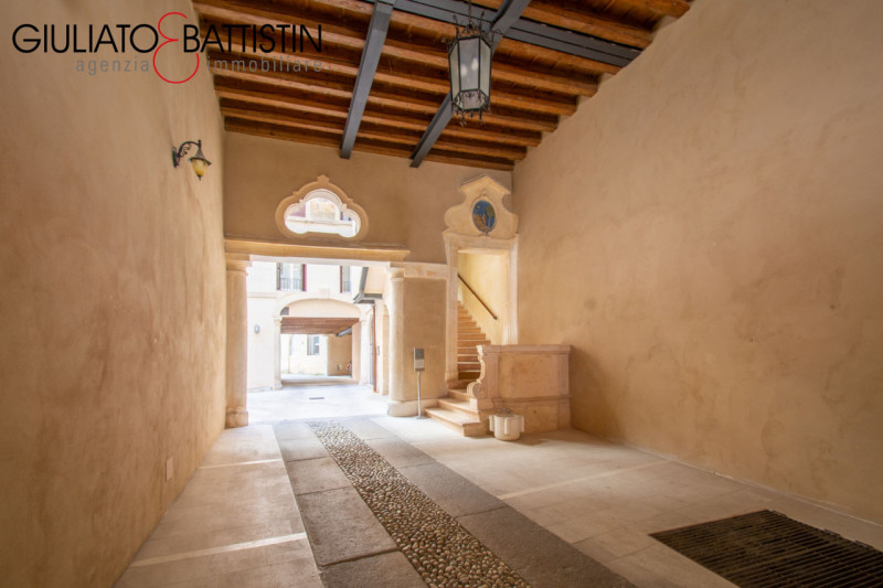 VICENZA: nel cuore del centro storico di Vicenza, all'interno di una prestigiosa e recente ristru...