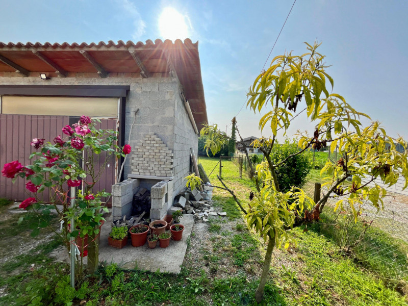 Scopri questa affascinante bifamiliare situata nel cuore di Rivale, un'area tranquilla e residenz...