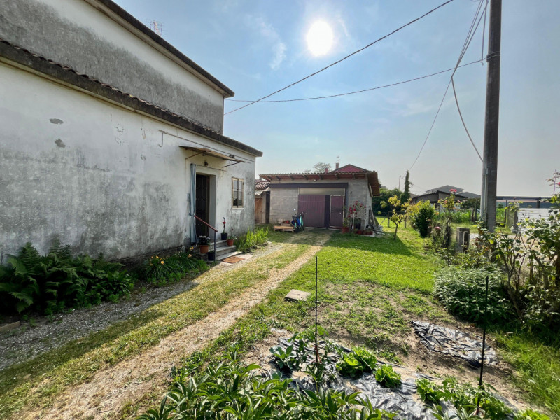 Scopri questa affascinante bifamiliare situata nel cuore di Rivale, un'area tranquilla e residenz...