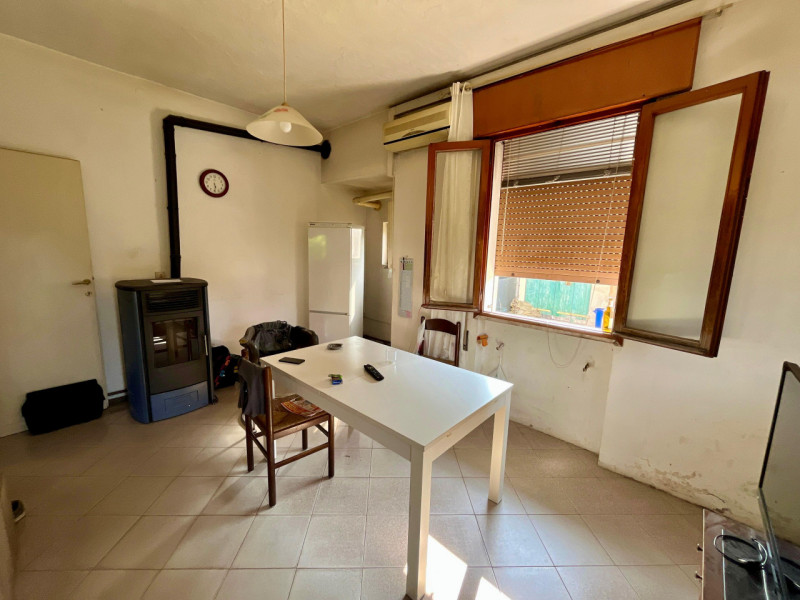 Scopri questa affascinante bifamiliare situata nel cuore di Rivale, un'area tranquilla e residenz...