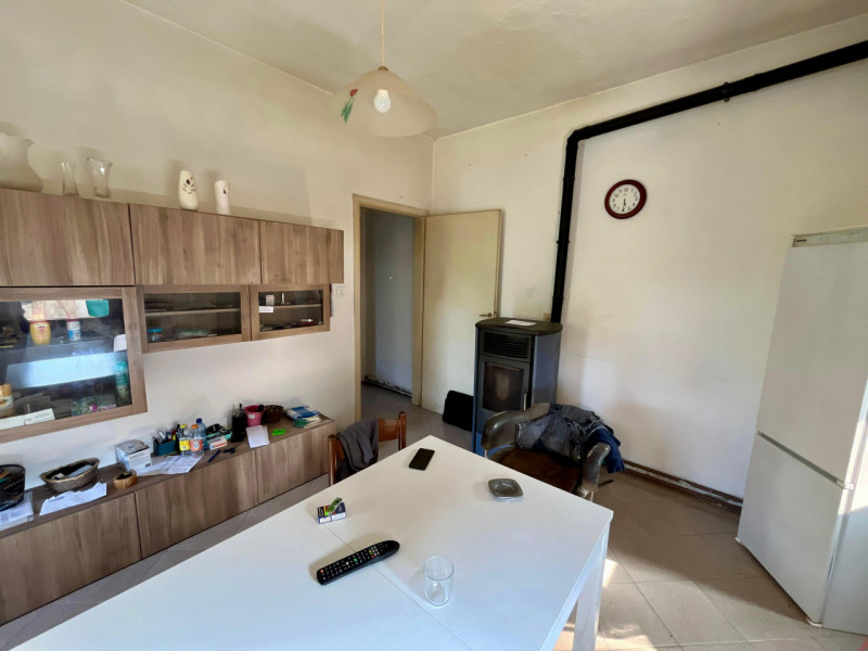 Scopri questa affascinante bifamiliare situata nel cuore di Rivale, un'area tranquilla e residenz...