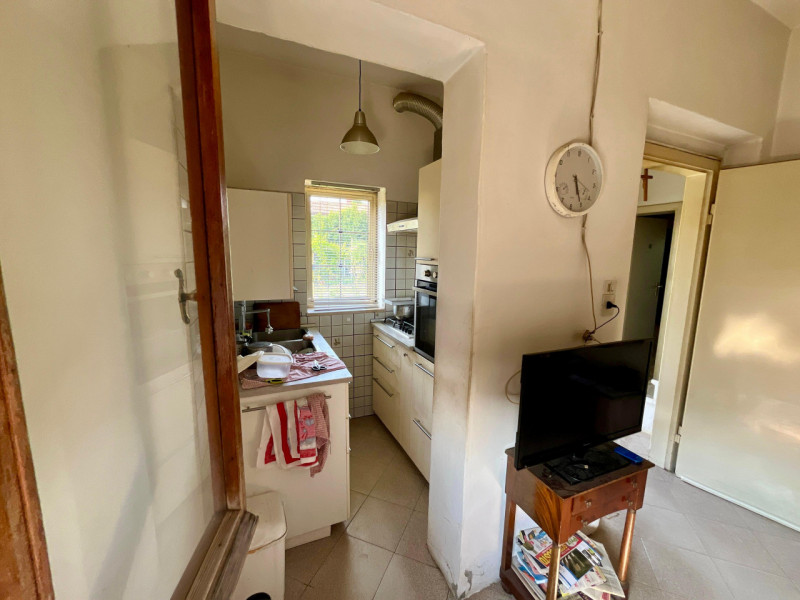 Scopri questa affascinante bifamiliare situata nel cuore di Rivale, un'area tranquilla e residenz...