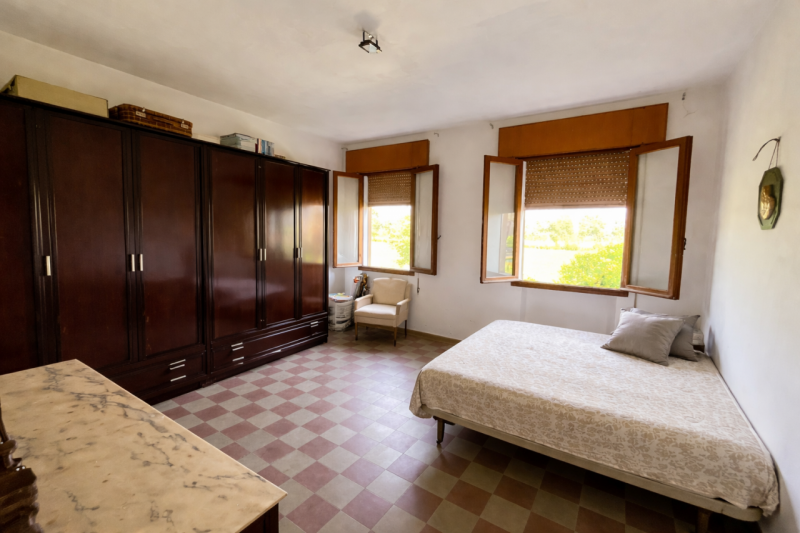 Scopri questa affascinante bifamiliare situata nel cuore di Rivale, un'area tranquilla e residenz...