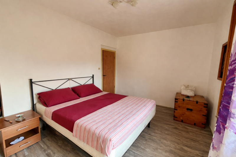 Scopri questa affascinante bifamiliare situata nel cuore di Rivale, un'area tranquilla e residenz...