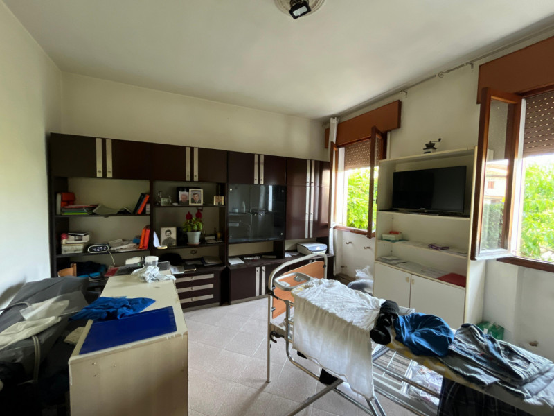 Scopri questa affascinante bifamiliare situata nel cuore di Rivale, un'area tranquilla e residenz...