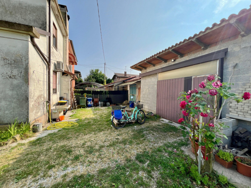 Scopri questa affascinante bifamiliare situata nel cuore di Rivale, un'area tranquilla e residenz...