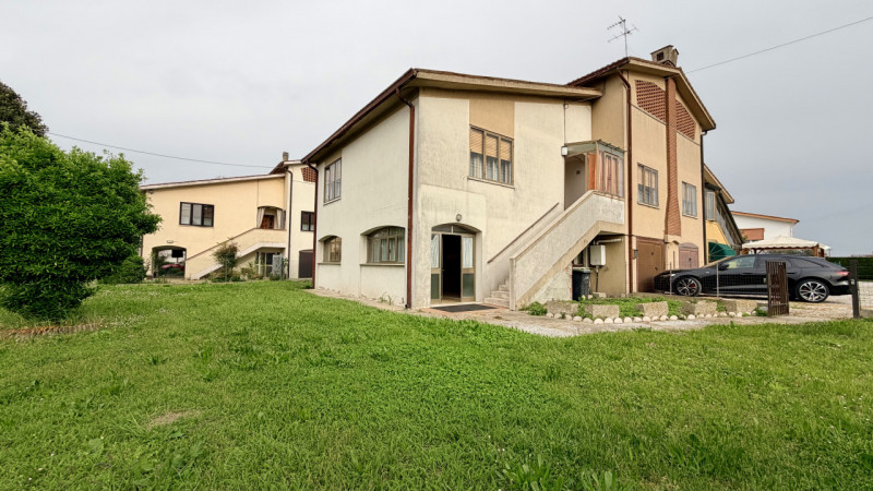 Interessante soluzione indipendente caratterizzata da ampie metrature ed un bel giardino di circa...