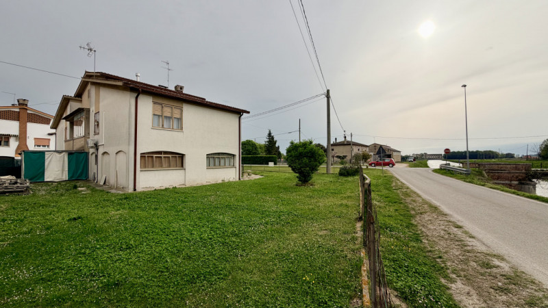 Interessante soluzione indipendente caratterizzata da ampie metrature ed un bel giardino di circa...