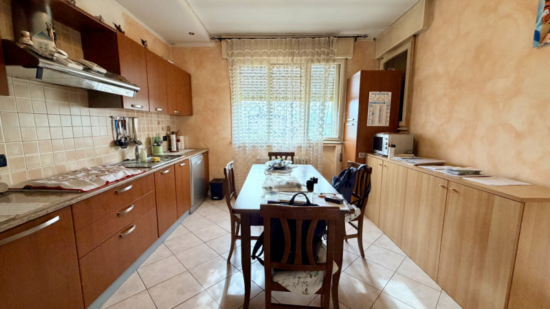 Interessante soluzione indipendente caratterizzata da ampie metrature ed un bel giardino di circa...