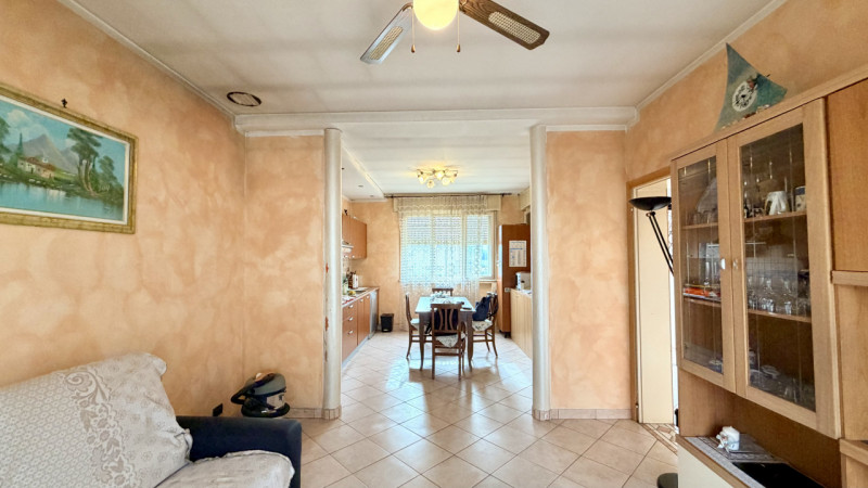 Interessante soluzione indipendente caratterizzata da ampie metrature ed un bel giardino di circa...