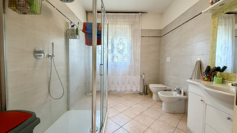 Interessante soluzione indipendente caratterizzata da ampie metrature ed un bel giardino di circa...