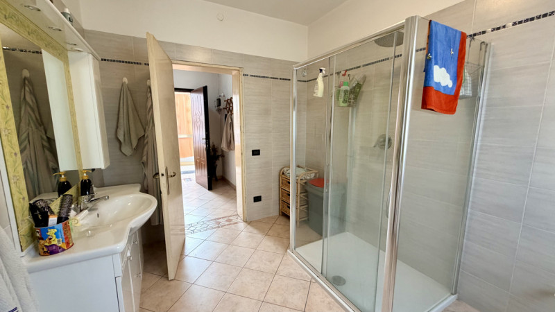 Interessante soluzione indipendente caratterizzata da ampie metrature ed un bel giardino di circa...