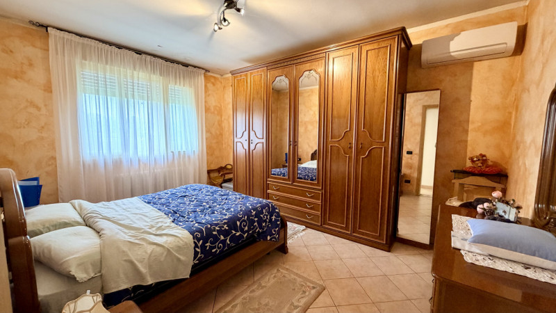 Interessante soluzione indipendente caratterizzata da ampie metrature ed un bel giardino di circa...