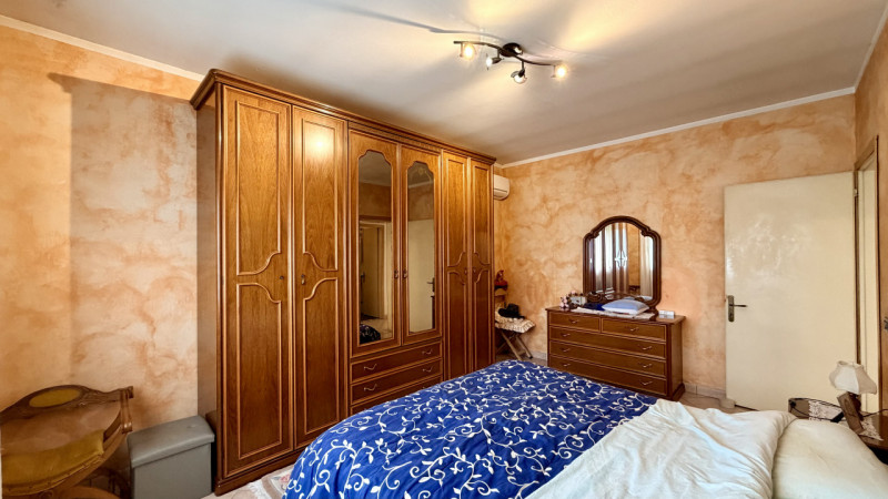 Interessante soluzione indipendente caratterizzata da ampie metrature ed un bel giardino di circa...