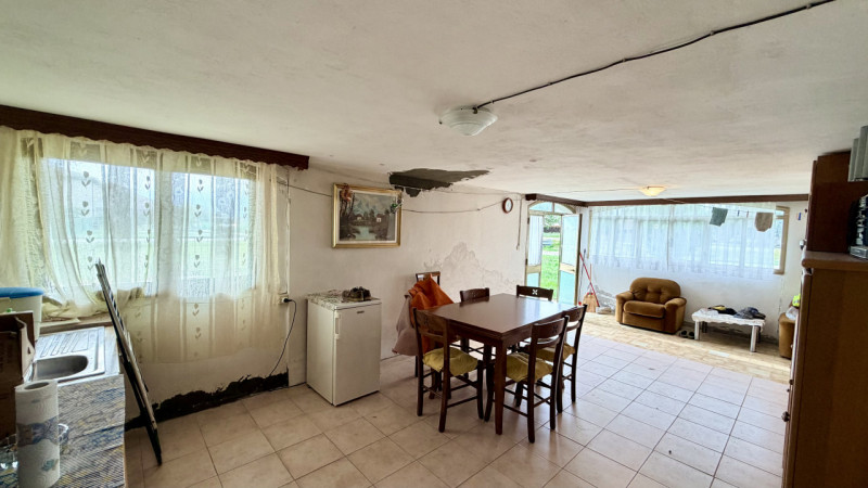 Interessante soluzione indipendente caratterizzata da ampie metrature ed un bel giardino di circa...