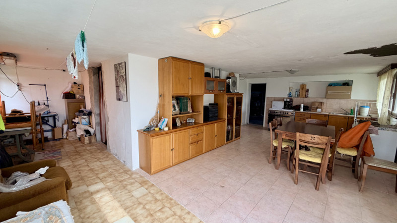 Interessante soluzione indipendente caratterizzata da ampie metrature ed un bel giardino di circa...