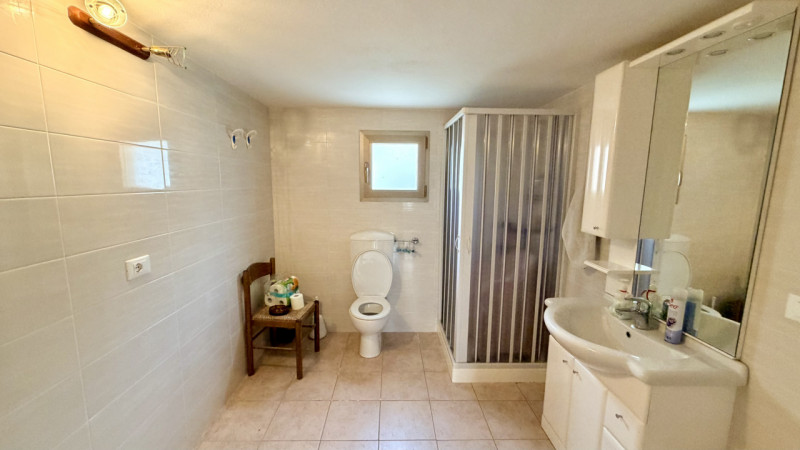 Interessante soluzione indipendente caratterizzata da ampie metrature ed un bel giardino di circa...