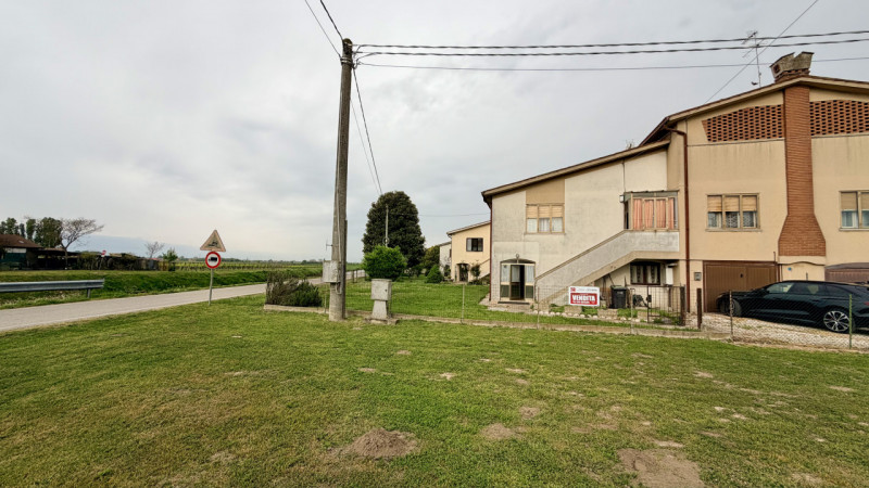 Interessante soluzione indipendente caratterizzata da ampie metrature ed un bel giardino di circa...