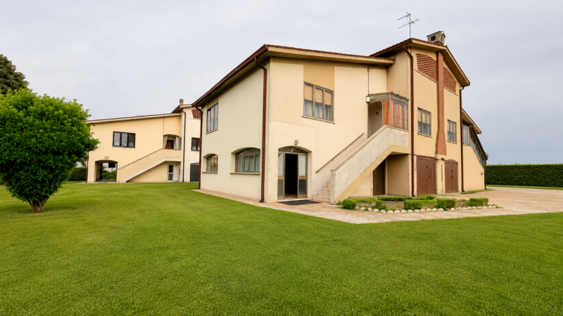 Interessante soluzione indipendente caratterizzata da ampie metrature ed un bel giardino di circa...