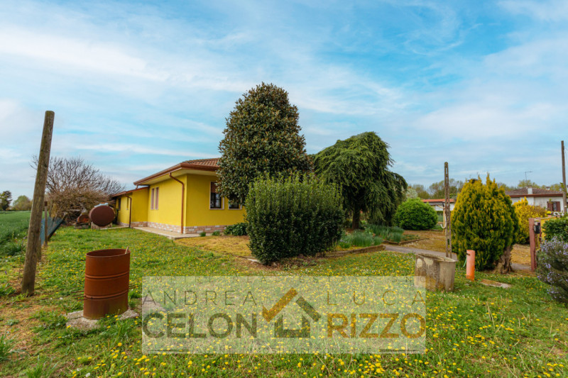 A Bagnoli di Sopra, circondata dalla quiete della campagna veneta, proponiamo in vendita una vill...