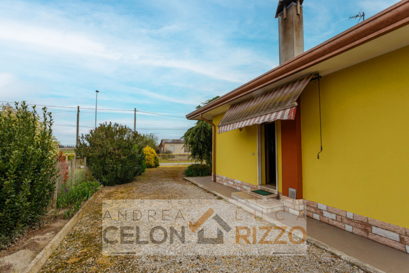 A Bagnoli di Sopra, circondata dalla quiete della campagna veneta, proponiamo in vendita una vill...