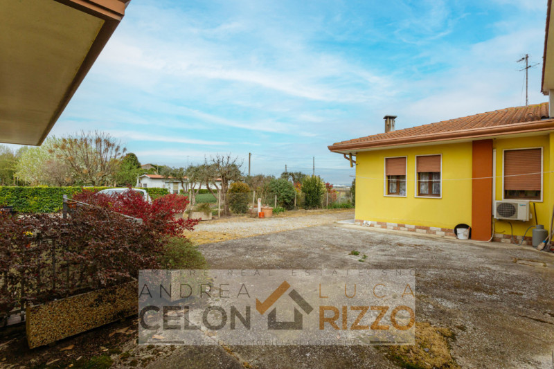 A Bagnoli di Sopra, circondata dalla quiete della campagna veneta, proponiamo in vendita una vill...