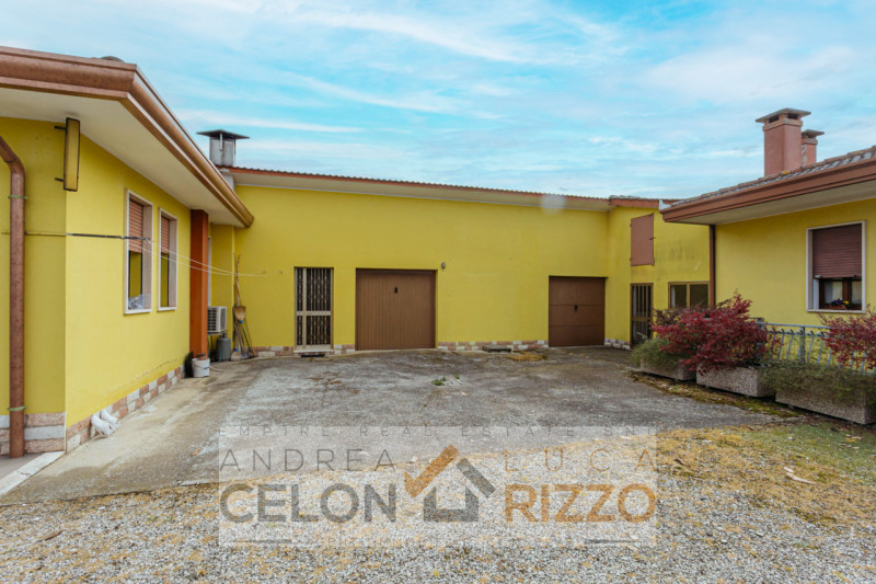 A Bagnoli di Sopra, circondata dalla quiete della campagna veneta, proponiamo in vendita una vill...