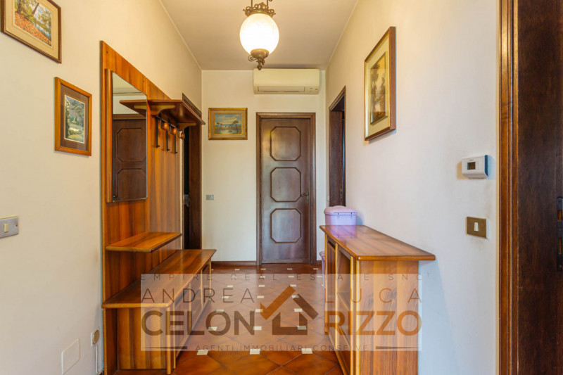 A Bagnoli di Sopra, circondata dalla quiete della campagna veneta, proponiamo in vendita una vill...