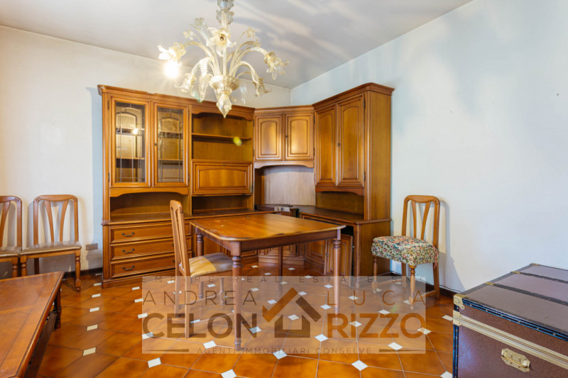 A Bagnoli di Sopra, circondata dalla quiete della campagna veneta, proponiamo in vendita una vill...