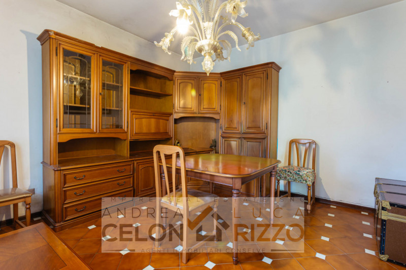 A Bagnoli di Sopra, circondata dalla quiete della campagna veneta, proponiamo in vendita una vill...