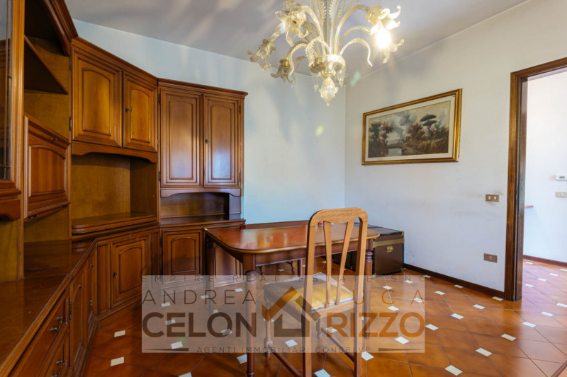 A Bagnoli di Sopra, circondata dalla quiete della campagna veneta, proponiamo in vendita una vill...