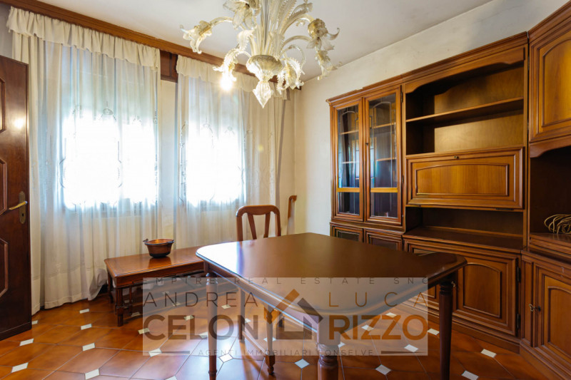 A Bagnoli di Sopra, circondata dalla quiete della campagna veneta, proponiamo in vendita una vill...