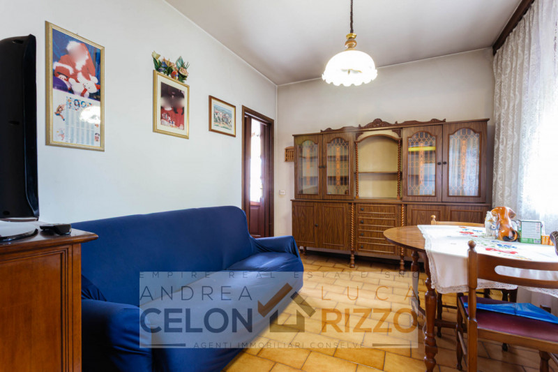 A Bagnoli di Sopra, circondata dalla quiete della campagna veneta, proponiamo in vendita una vill...