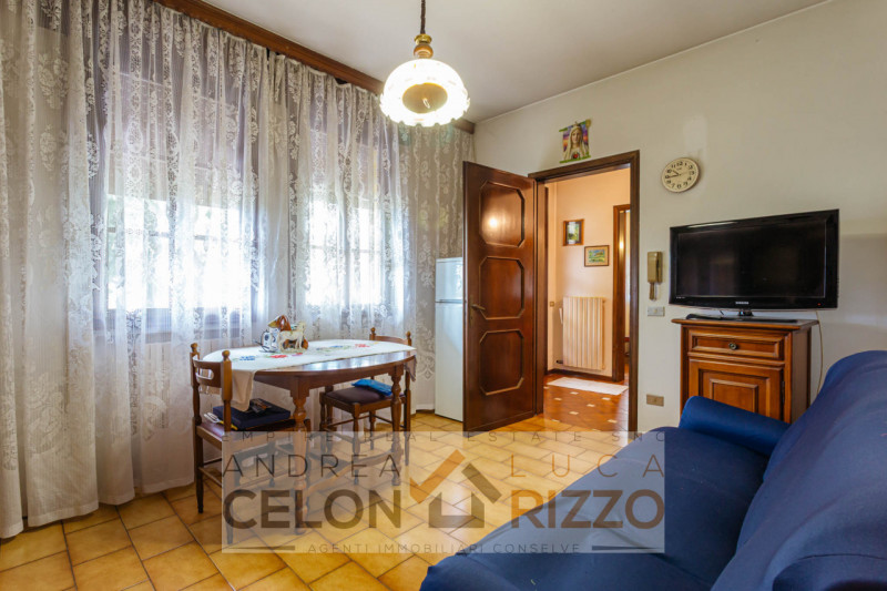 A Bagnoli di Sopra, circondata dalla quiete della campagna veneta, proponiamo in vendita una vill...