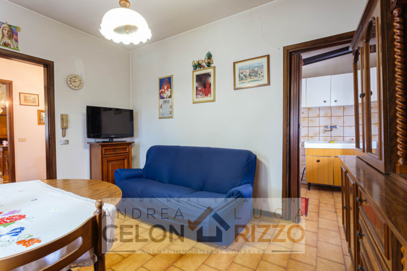 A Bagnoli di Sopra, circondata dalla quiete della campagna veneta, proponiamo in vendita una vill...